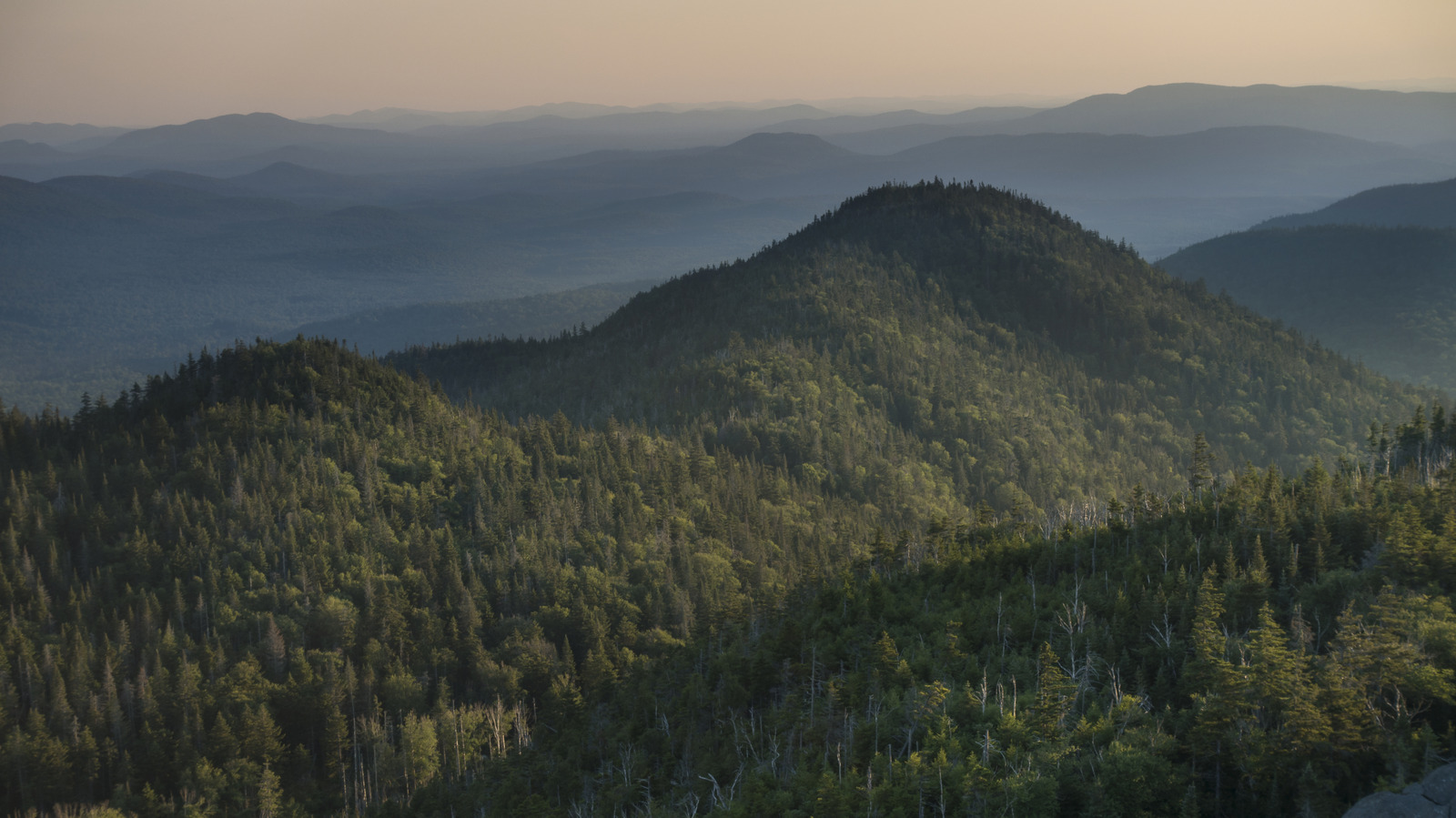 Adirondacksの最高のハイキングの1つは、スリリングな昇天と息をのむようなパノラマビューを提供します